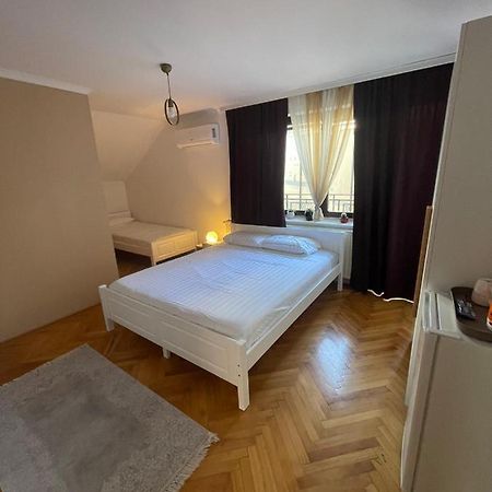 Guesthouse 12A Pristina Kültér fotó