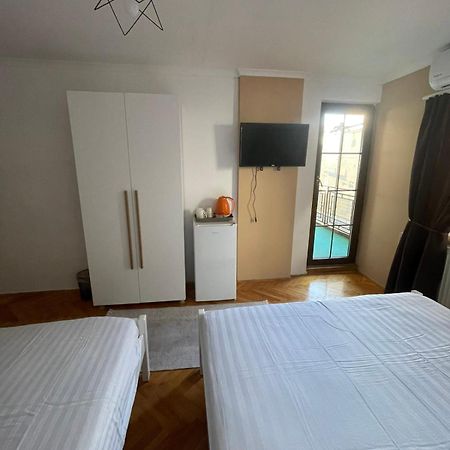 Guesthouse 12A Pristina Kültér fotó