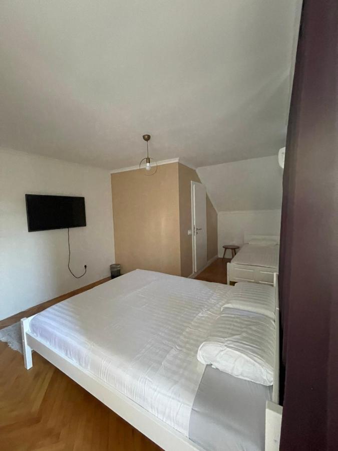 Guesthouse 12A Pristina Kültér fotó