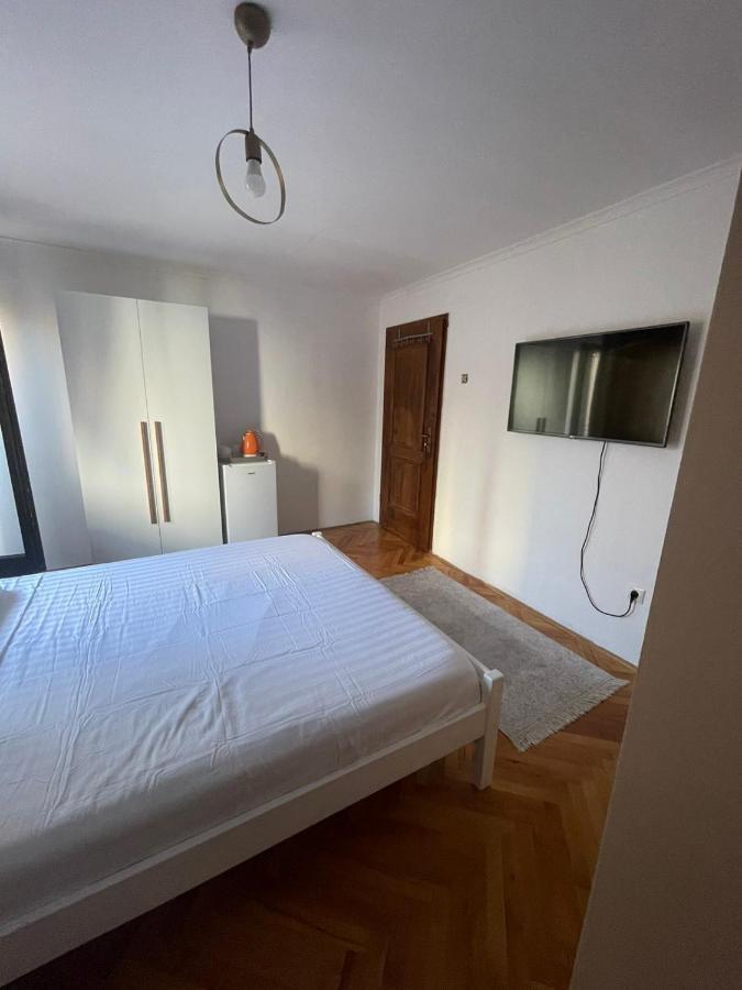 Guesthouse 12A Pristina Kültér fotó